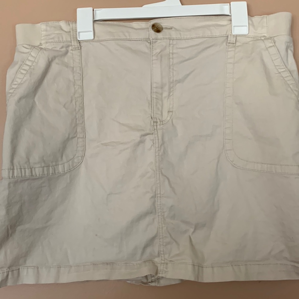 Lee regular fit mid rise skort with mesh shorts lining.  4 total pockets.